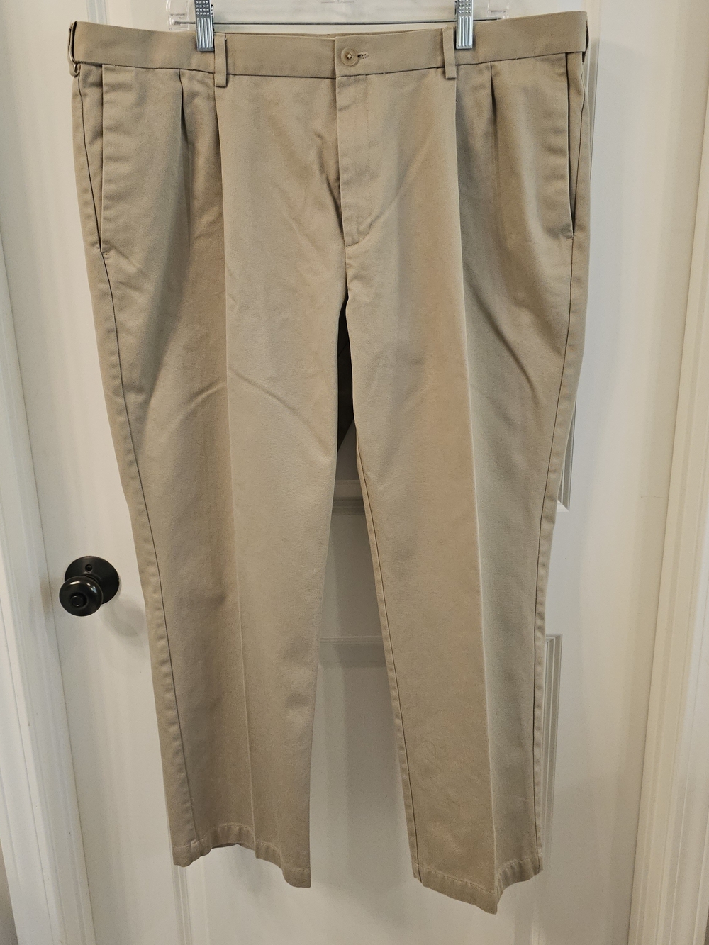 Haggar Men's Classic Fit Work to Weekend Pleated Pants Dark Khaki Size 42/30